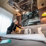 Eine Frau richtet im Hotel Esplanade in Dortmund ein Bett her.