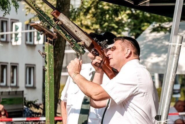 Schützenkönig Dirk Schminaski beim Königsschießen.