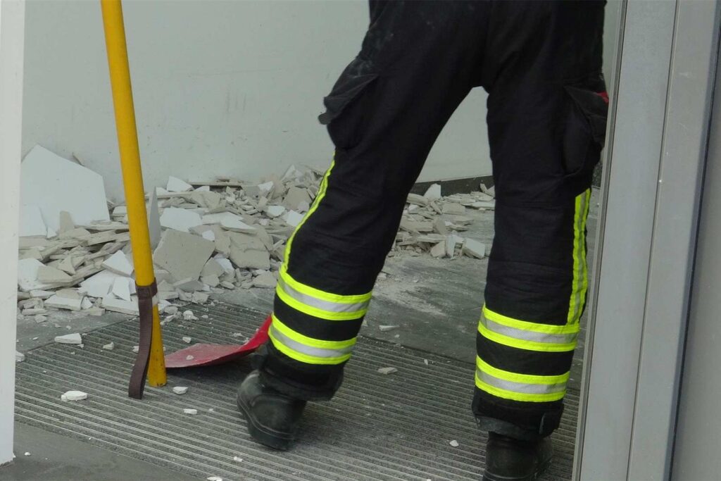 Putz liegt im Innenraum des Gebäudes.