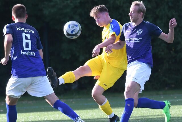 Keine weiße Weste haben in der Bezirksliga die Spvg Schwerin (gelbr Trikots) und der TuS Harpen.