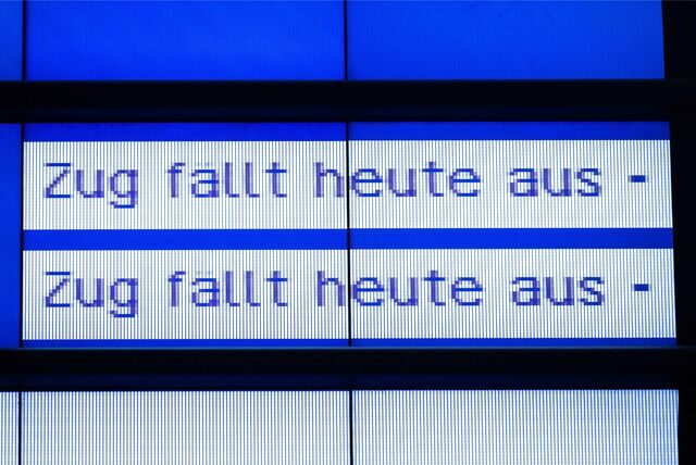 Der Bildschirm der Abfahrtzeiten der Züge zeigt Vermerk „Zug fällt heute aus“.