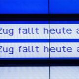 Der Bildschirm der Abfahrtzeiten der Züge zeigt Vermerk „Zug fällt heute aus“.