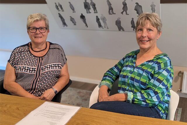Mechthild Enstrup-Schlimbach und Andrea Hynd sitzen an einem Tisch.