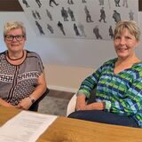 Mechthild Enstrup-Schlimbach und Andrea Hynd sitzen an einem Tisch.