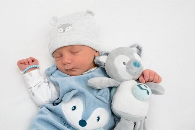Ein Baby liegt im Christlichen Klinikum Unna auf einer Decke.
