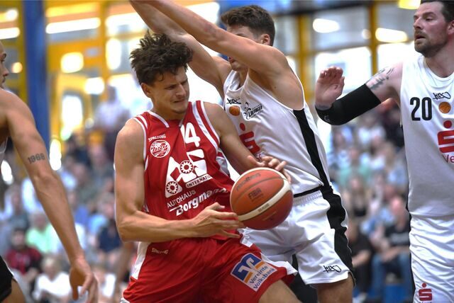 Basketball, Vest-Cup Endspiel Hertener Löwen – BSV Wulfen 79:69. Ex-Löwe Tarik Jakupovic wird von David Ewald gestoppt.