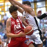 Basketball, Vest-Cup Endspiel Hertener Löwen – BSV Wulfen 79:69. Ex-Löwe Tarik Jakupovic wird von David Ewald gestoppt.