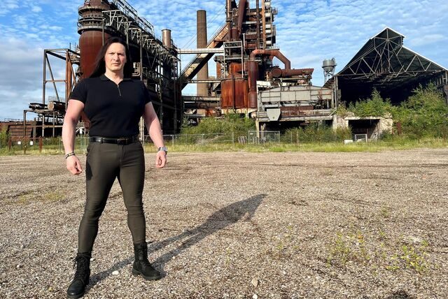 Der Dortmunder Unternehmer Markus Liedtke vor Phoenix-West: Das Industrierelikt soll ein zentraler Spielort im „NRCity“-Universum sein.