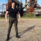 Der Dortmunder Unternehmer Markus Liedtke vor Phoenix-West: Das Industrierelikt soll ein zentraler Spielort im „NRCity“-Universum sein.