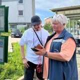 Heidi Storch von Zuginfo.NRW informiert einen Reisenden an der Ersatzhaltestelle am Recklinghäuser Hauptbahnhof.