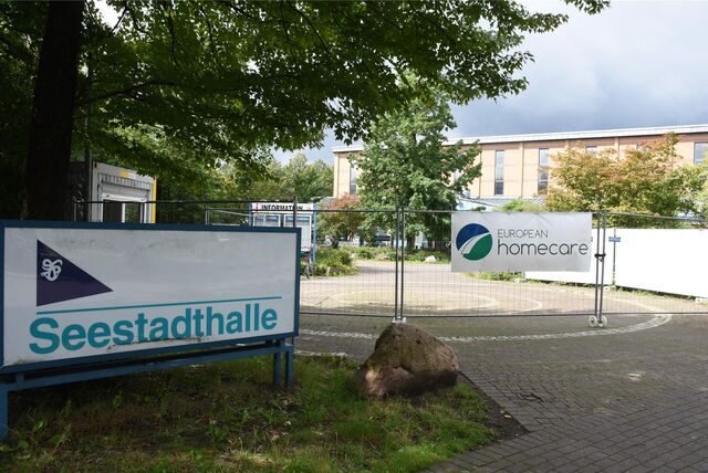 Mit ihrem Beratungsmobil sind Mitglieder des Asylkreises regelmäßig an der Seestadthalle.