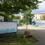 Mit ihrem Beratungsmobil sind Mitglieder des Asylkreises regelmäßig an der Seestadthalle.
