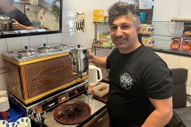 Auf einen Tee mit Chico: der Lotto-Millionär in de Küche der Moschee an der Haydnstraße