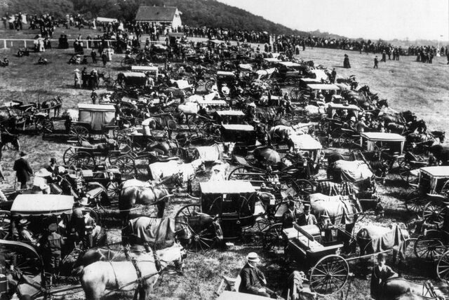1913 konnten die Menschen natürlich noch nicht mit dem Auto anreisen, die feine Gesellschaft fuhr mit Kutsche vor.
