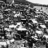 1913 konnten die Menschen natürlich noch nicht mit dem Auto anreisen, die feine Gesellschaft fuhr mit Kutsche vor.
