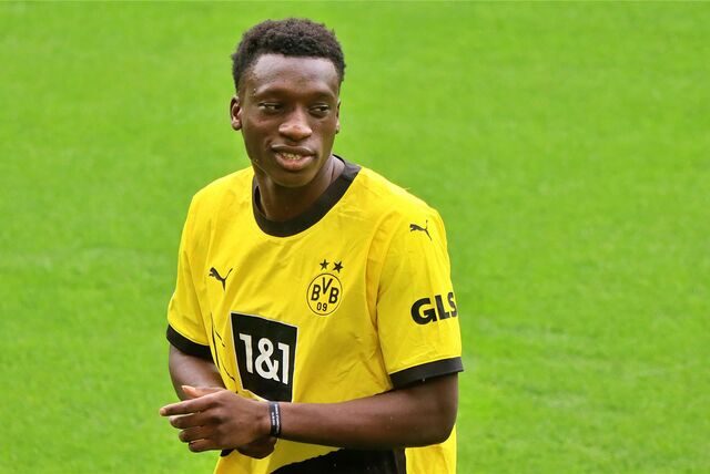 Abdoulaye Kamara schaut zur Seite.
