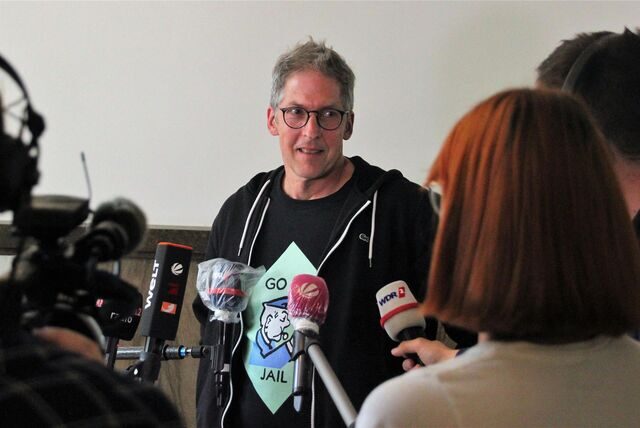 Lehrer Wolfgang Wittchow vor diversen Mikrofonen unterschiedlicher Medien.