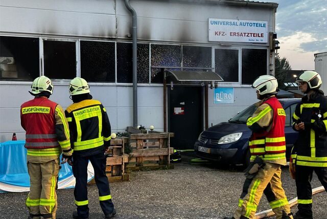 Zu einem Brand in einem Dorstener Gewerbepark sind Feuerwehrleute am Dienstagmorgen ausgerückt.
