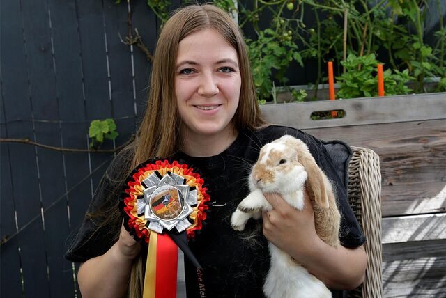 Marie Schafmann mit Kaninchen Juicy, dem Deutschen Vizemeister im Kaninhop Hochsprung.