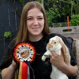 Marie Schafmann mit Kaninchen Juicy, dem Deutschen Vizemeister im Kaninhop Hochsprung.