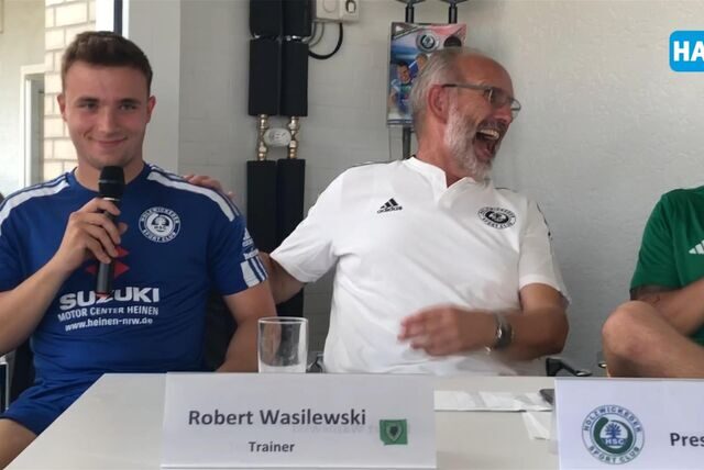 Maximilian Wolff (l.) erzählt auf der Pressekonferenz, dass er mannschaftsintern Bierwart geworden ist. Moderator Harald Jelinek und Keeper Felix Hacker sind amüsiert.