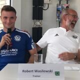 Maximilian Wolff (l.) erzählt auf der Pressekonferenz, dass er mannschaftsintern Bierwart geworden ist. Moderator Harald Jelinek und Keeper Felix Hacker sind amüsiert.
