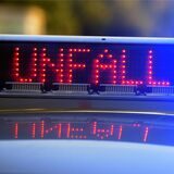 Ein Auto ist in Dortmund nach einem Unfall in einem Vorgarten gelandet.