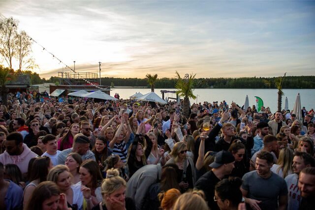 Feiernde Leute am Silbersee in Haltern