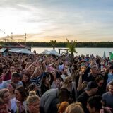 Feiernde Leute am Silbersee in Haltern