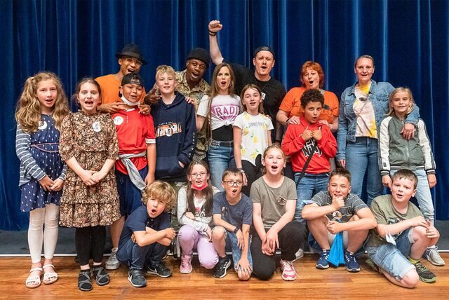 Kinder und Jugendliche bei einem Theater-Besuch im Musical Radio Ruhrpott. Der Familiensonntag kommt im Herbst mit einem besonderen Angebot. Und dabei stehen auch Kinder auf der Bühne.