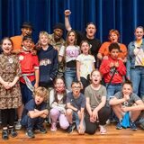 Kinder und Jugendliche bei einem Theater-Besuch im Musical Radio Ruhrpott. Der Familiensonntag kommt im Herbst mit einem besonderen Angebot. Und dabei stehen auch Kinder auf der Bühne.
