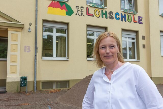 Birgit Schneider steht vor der Lohschule in Datteln.