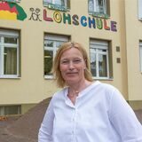 Birgit Schneider steht vor der Lohschule in Datteln.