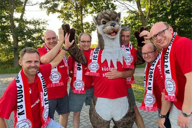 Haben mächtig Spaß mit ihrem „Oberwiesel“: (v.l.) Lars Fiedler, Oli Welzel, Karsten Sandhofe, Manfred Sprenger, Hans Halbach und Tobias Westhoff.