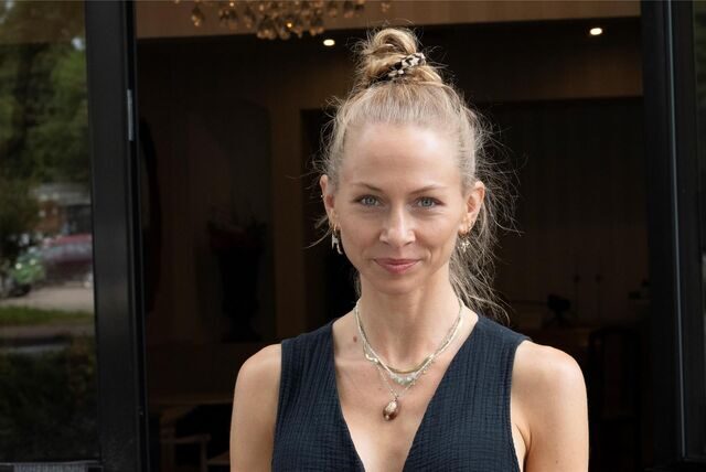 Schauspielerin Jenny Meyer (35) steht vor dem KatiElli-Theater in Datteln.