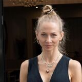 Schauspielerin Jenny Meyer (35) steht vor dem KatiElli-Theater in Datteln.
