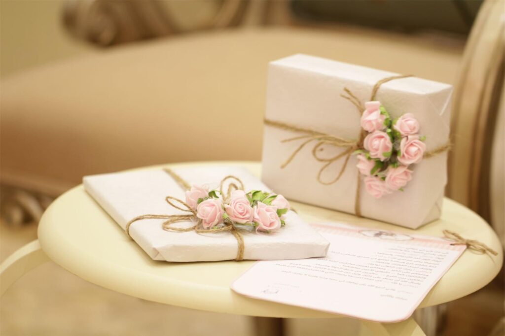 Geschenke und Glückwünsche zur Hochzeit liegen auf einem Gabentisch. Geschenke und Glückwünsche zur Hochzeit liegen auf einem Gabentisch.