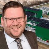 Andreas Vortmann befürchtet einen „Trümmer“ in Altendorf-Ulfkotte, wenn Amprion dort einen Konverter für die Stromautobahn Korridor B errichtet. Im Hintergrund zu sehen ist eine Konverter-Station der Firma NordLink.