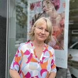 Die Friseurin Adrienne Krane vor ihrem eigenen Salon.