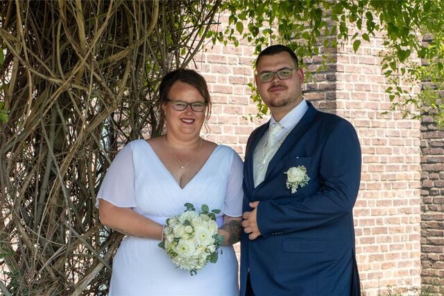 Lara (geborene Bee) und Nico Schwering haben sich das Ja-Wort gegeben. Sie sind das 100. Brautpaar unserer Reihe mit Hochzeitsfotos am Standesamt.
