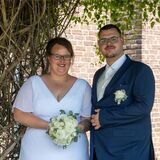 Lara (geborene Bee) und Nico Schwering haben sich das Ja-Wort gegeben. Sie sind das 100. Brautpaar unserer Reihe mit Hochzeitsfotos am Standesamt.