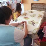 Eine Wohngeld-Empfängerin sitzt mit ihren drei Kindern am Esstisch (Archivbild).