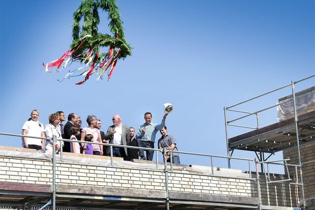 Der Richtkranz schwebte im August 2013 über dem neuen Pfarrzentrum von St. Amandus.