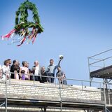 Der Richtkranz schwebte im August 2013 über dem neuen Pfarrzentrum von St. Amandus.