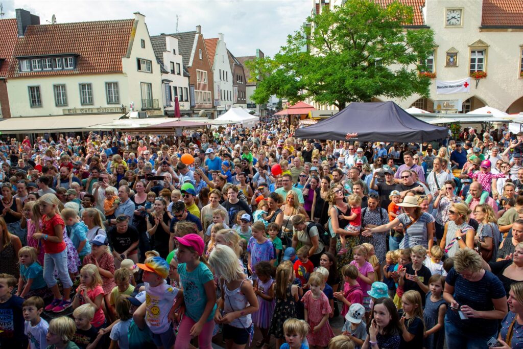 Kinder und Eltern auf dem Marktplatz in Haltern am See. Kinder und Eltern auf dem Marktplatz in Haltern am See.