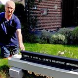 Ein Teil der letzten in Deutschland produzierten Eisenbahnschiene hat Friedhelm Lorenz in seinem Vorgarten platziert.
