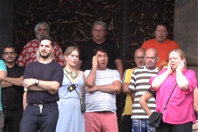 Menschen proben auf der Bühne für eine Oper