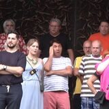 Menschen proben auf der Bühne für eine Oper