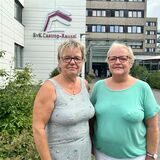 Gabriele Engelmann und Martina Potthast vor dem Evangelischen Krankenhaus in Castrop-Rauxel