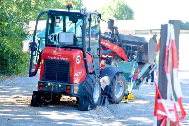 Bei Arbeiten auf dem Friedhof Ahaus ist ein Mini-Lkw umgekippt